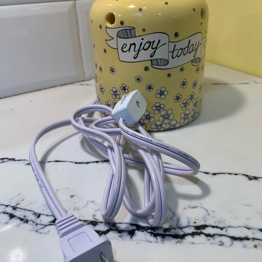 Yellow Ceramic light  with Floral Design - Picture 4 of 8